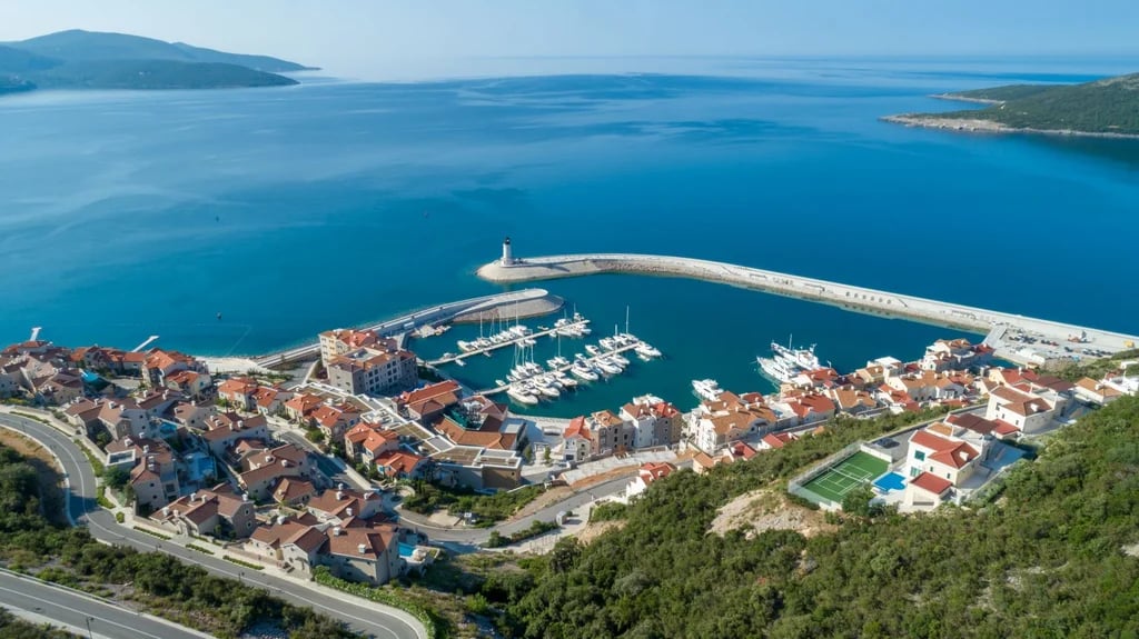 LUŠTICA BAY
