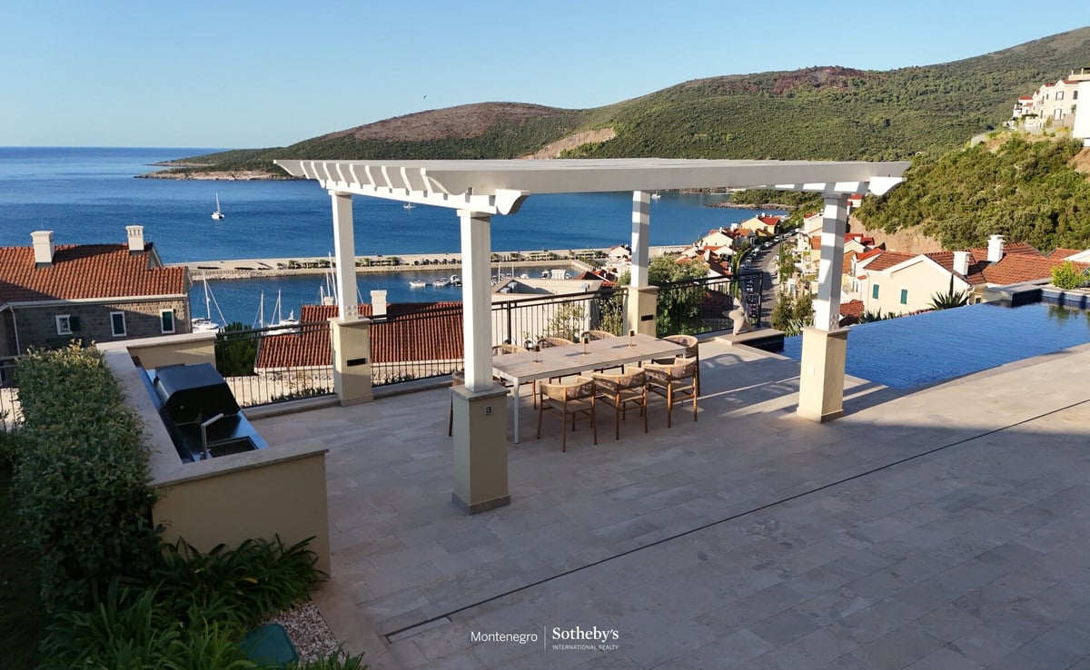 Luxury Four-bedroom Villa in Marina Village